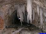 PICT5038: Le plus grand des 3 tunnels, celui des Agneaux (300m de long). Le foid et le vent forme des stalactites tordues.