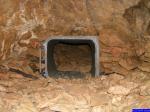 13755: L'entrée d'un tunnel de spéléo dans la grotte. Joli renforcement en poubelle percée ;-)