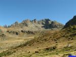 14226: Au pied des falaises du Mont Neiglier (2786m), les 5 lacs de Prals. Vue depuis la montée vers la Baisse de Prals.