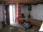 PICT0053: La cabane de Nave, récemment refaite : réhausser, suppression des bas-flancs, couchage sur le plancher de l'étage, meilleur isolation, réfection du poële...